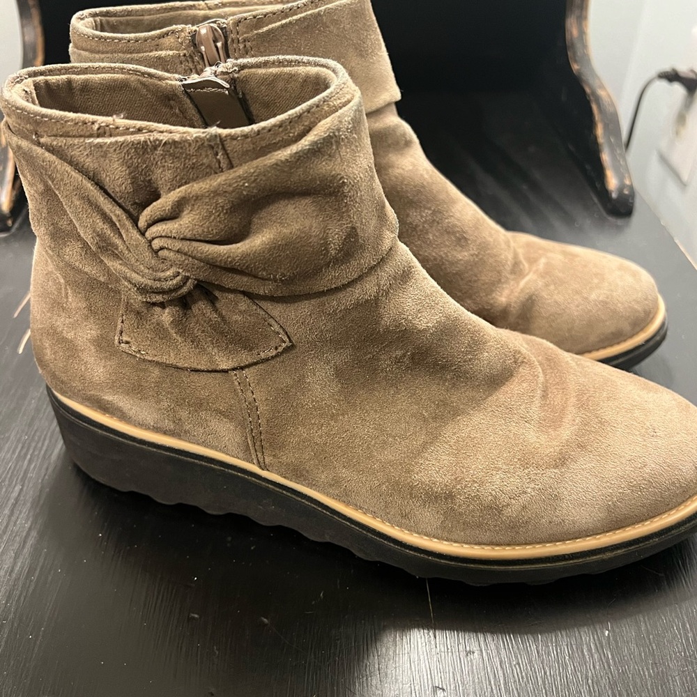 Clarks brand Tan Suede Ankle Boots with crisscross detailing ❤️❤️❤️